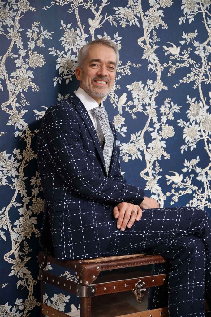 Rene Dekker Top London Interior Designer blue floral wall covering
